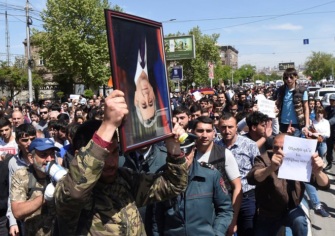 Velika večina članov parlamenta se je kljub protestom odločila, da bo vrhovni voditelj države še naprej Serž Sarksjan. Foto: Reuters