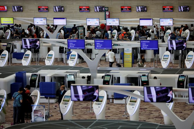 Naprave za avtomatsko prijavo potnikov na enem od singapurskih letališč.