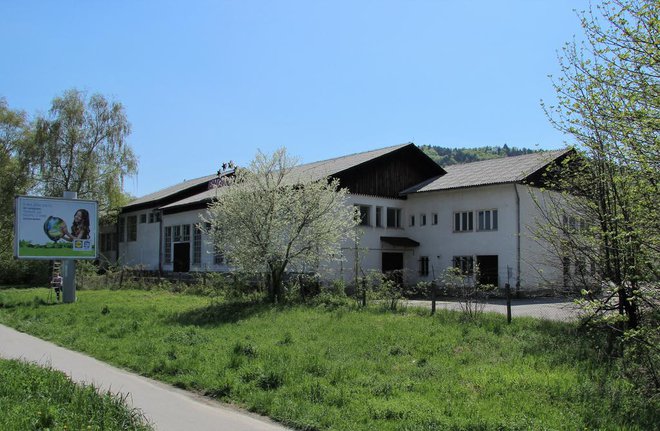 Na območju nekdanje mlekarne naj bi zraslo šest vila blokov s podzemnimi garažami, ki jih omogoča prav prihajajoči nasip. FOTO: Brane Piano/Delo