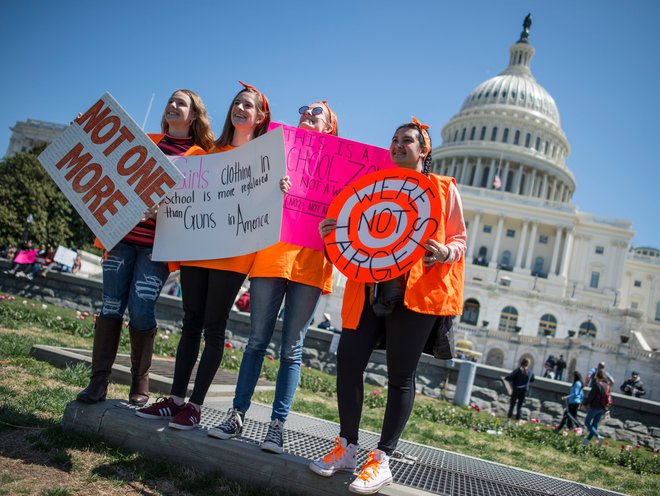 Dijaki opominjajo kongresnike na nasilje s strelnim orožjem po ameriških šolah in zahtevajo spremembe. FOTO: Andrew CABALLERO-REYNOLDS/AFP