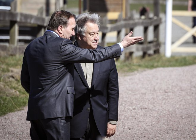 Generalni sekretar OZN Antonio Guterres in švedski premier Stefan Lofven na srečanju v švedskem Backakraju. FOTO: Johan Nilsson/AP