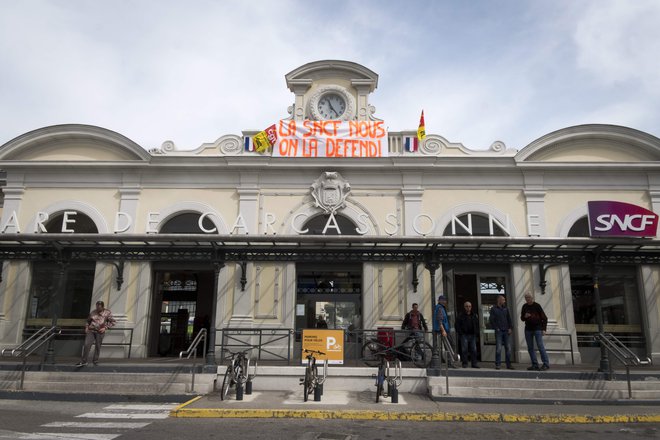 Število sodelujočih v stavki SNCF sicer po poročanju francoske tiskovne agencije AFP stalno upada. FOTO: Christophe SIMON/AFP