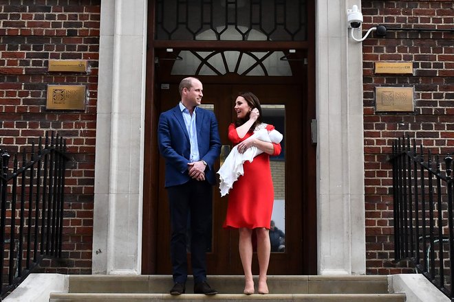 Britain's Prince William, Duke of Cambridge (L) and Britain's Catherine, Duchess of Cambridge show their newly-born son, their third child, to the media outside the Lindo Wing at St Mary's Hospital in central London, on April 23, 2018.   / AFP PHOTO / Ben STANSALL