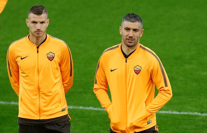 Napadalec Edin Džeko in bočni branilec Aleksandar Kolarov bosta pomembna aduta Rome na gostovanju v Liverpoolu.