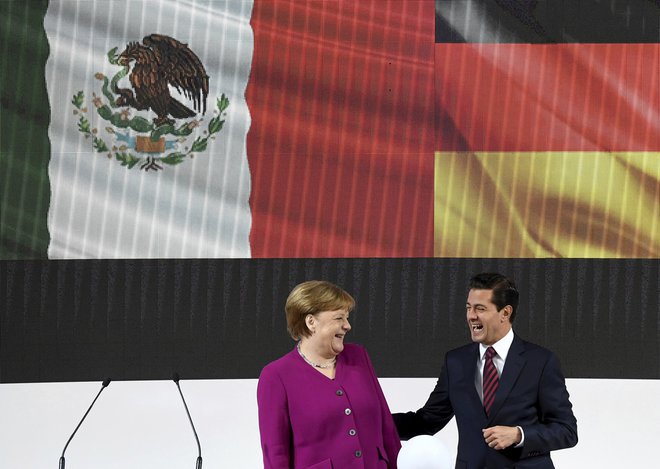 Nemška kanclerka Angela Merkel je hannovrski sejem letos obiskala v družbi mehiškega predsednika Enriqueja Peñe Nieta. FOTO: AP