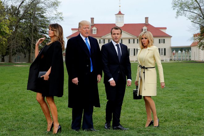 Francoski predsednik Emmanuel Macron skupaj z ženo Brigitte Macron ter ameriški predsednik Donald Trump in prva dama Melania Trump so obiskali posestvo prvega ameriškega predsednika Georgea Washingtona v Mount Vernonu, ki se nahaja v okolici Washingtona. FOTO: Jonathan Ernst/Reuters