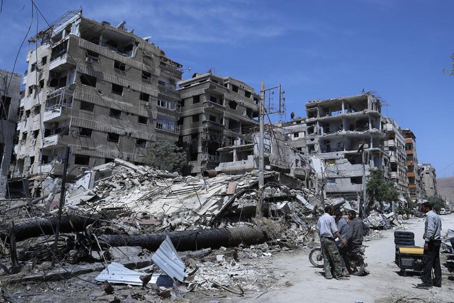 Podoba porušenega mesta Douma, v bližini Damaska. FOTO: AP