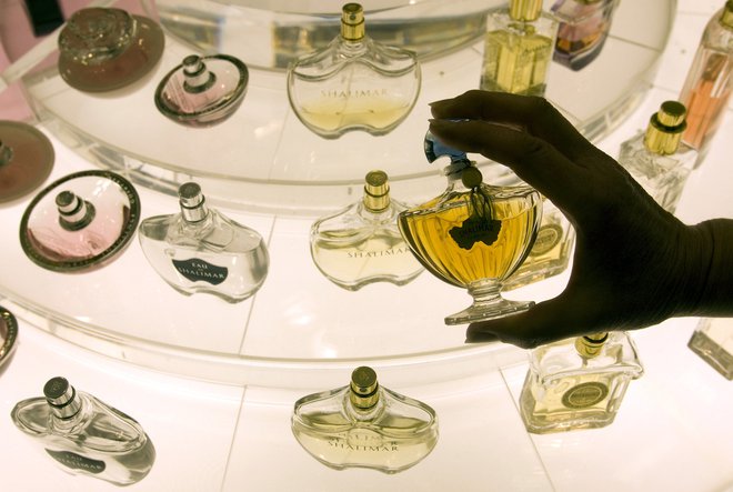 Ob pomoči sostorilca naj bi iz dveh trgovin odnesel več dražjih parfumov v vrednosti okoli 1200 evrov. FOTO: Reuters