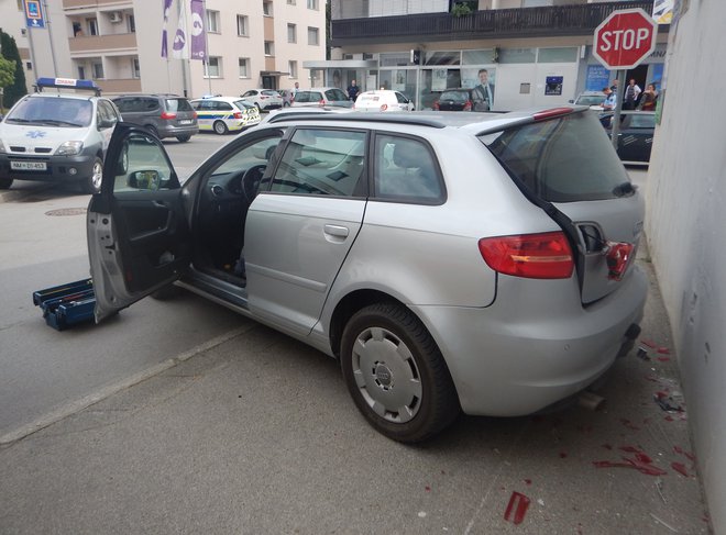 Povzročitelj je kasneje prestavil v vzvratno prestavo, zapeljal preko parkirnega prostora in preko ceste in trčil še v stanovanjsko hišo.