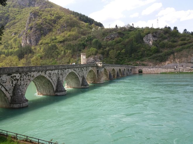 Most na Drini v Višegradu, zgrajen leta 1577, je vpisan na Unescov seznam svetovne dediščine. FOTO: Helena Kocmur/
