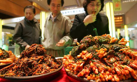 Južni Korejci poskušajo različne vrste kimčija. FOTO: Kim Kyung-Hoon/Reuters FOTO: Kim Kyung-hoon/reuters/