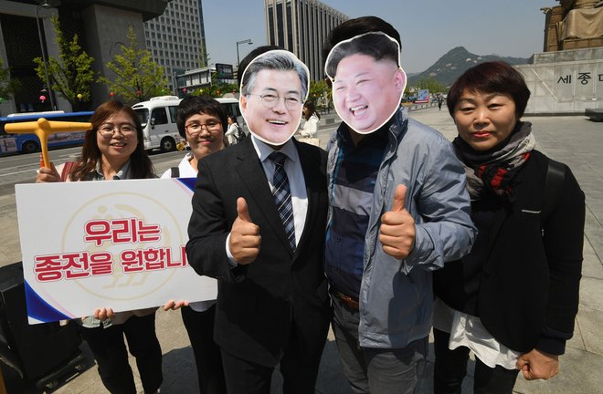 Južnokorejski aktivisti, navdušeni nad jutrišnjim vrhom obeh Korej, sredi Seula pozdravljajo srečanje in kličejo h koncu vojne med državami. FOTO: AFP FOTO: Afp/Afp