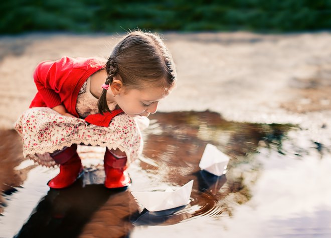 Otroci za igro ne potrebujejo veliko. Foto Shutterstock