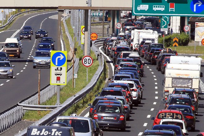Povečan promet bo v prihodnjih dneh po skoraj celotni Sloveniji. FOTO: Tomi Lombar