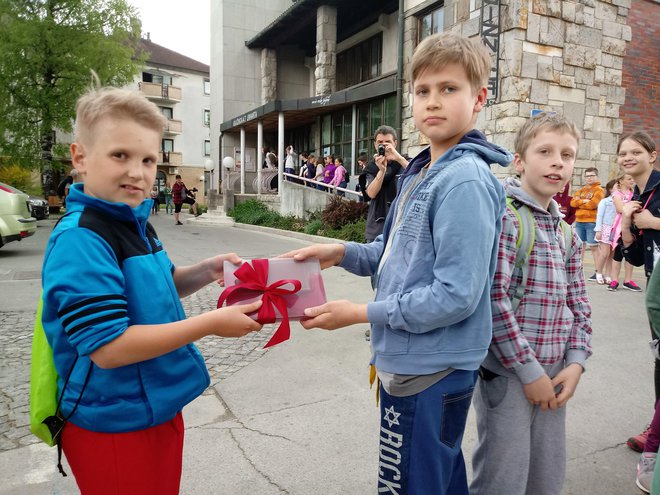 Linharta so z živo verigo prenesli od stare (na fotografiji) do nove knjižnice. FOTO: Blaž Račič/Delo