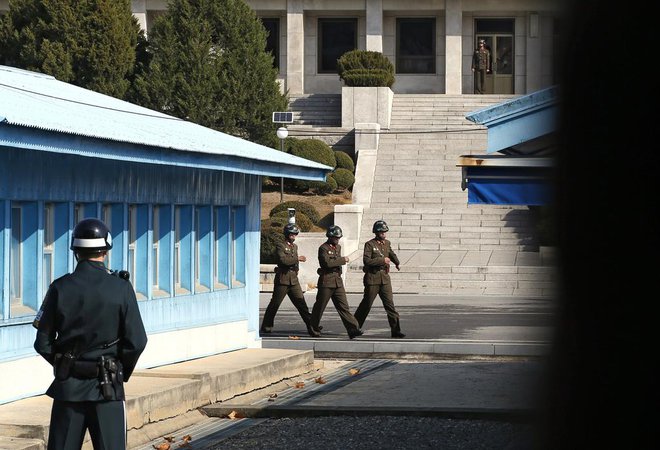 Čeprav Kim Džong Un ne bo prišel globoko na ozemlje Južne Koreje je to pomemben kompromis za obe Koreji (na fotografiji vojaki v demilitarizirani coni med Severno in Južno Korejo). FOTO: Matej Družnik/Delo