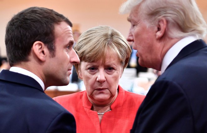 Kanclerka Angela Merkel ob zadnjem srečanju ni prepričala Donalda Trumpa, bolj sta se ujela s francoskim predsednikom Emmanuelom Macronom (levo). FOTO: AFP