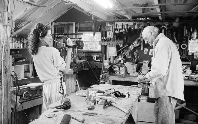 Rebecca Miller snema očeta v njegovi mizarski delavnici. FOTO: Arhiv HBO