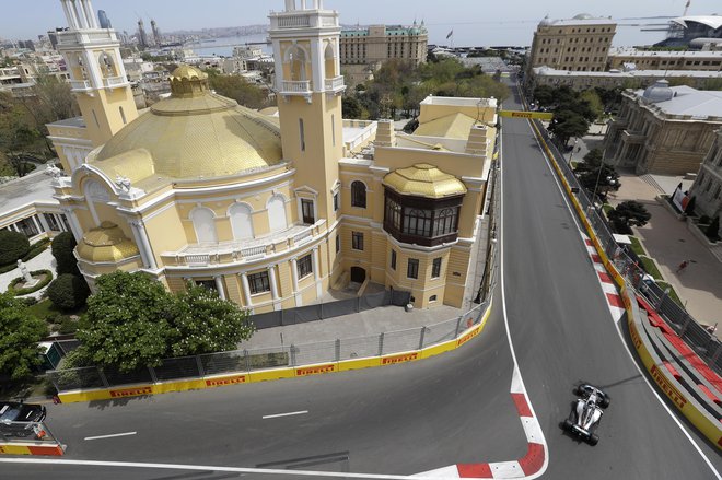 Lewis Hamilton je takole vijugal po središču Bakuja med včerajšnjim treningom. FOTO: AP