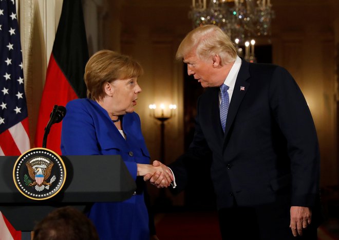 Angeli Merkel je Trump v Washingtonu namenil le nekaj ur zadržanih pogovorov. FOTO: Kevin Lamarque/Reuters