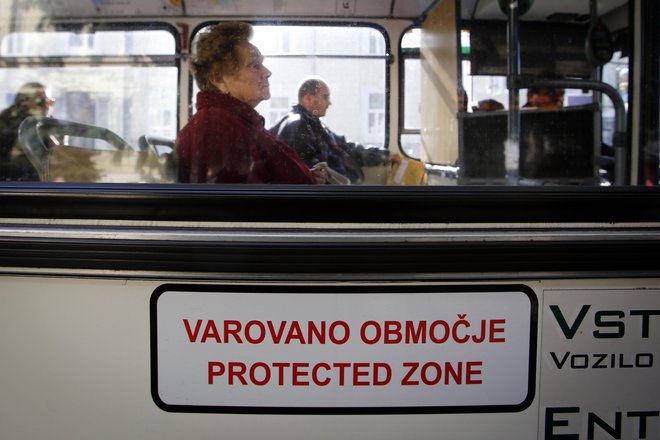 Medtem ko v nekaterih evropskih mestih razmišljajo o uvedbi brezplačnega javnega prevoza, ljubljansko javno podjetje LPP porablja denar za najem zasebne varnostne službe, s katero ob kontrolorjih preganjajo neplačnike.<br />
FOTO: Matej Družnik/Delo