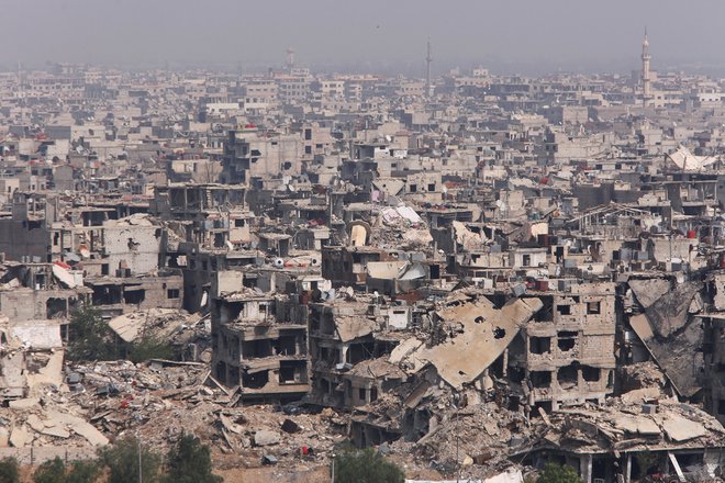 Sedemletna vojna v Siriji je zahtevala že več kot 350.000 življenj. FOTO: Reuters/