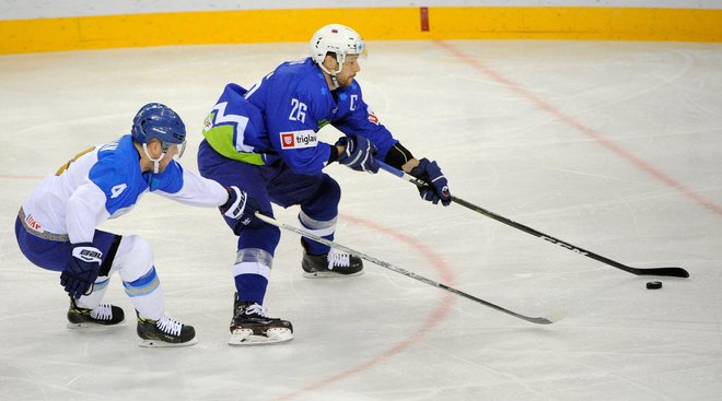 Kapetan Jan Urbas in soigralci so prvenstvo končali sklonjenih glav. Foto&nbsp;Balazs Czagany/AP