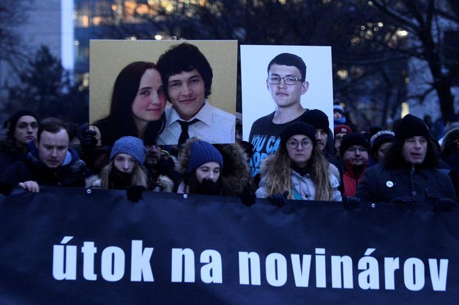 Zborovanje v spomin na ubitega slovaškega novinarja Jána Kuciaka in njegovo dekle Martino Kušnirovo v Bratislavi FOTO: Reuters