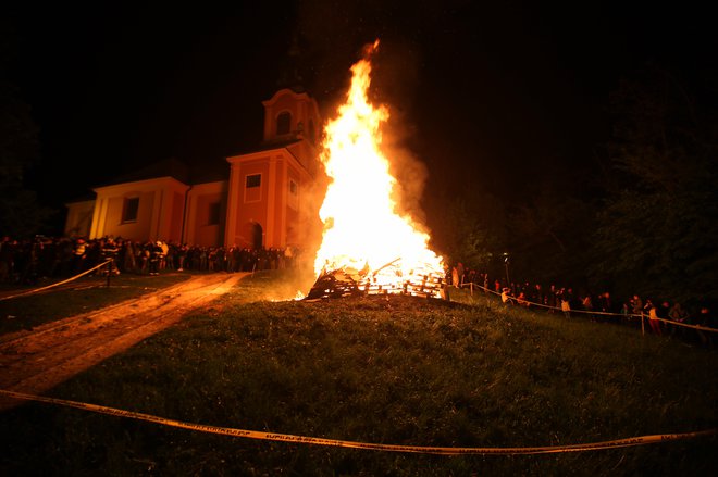 Okoli 23.30 je zagorelo tudi ob Jakobovi poti pod ljubljanskim Rožnikom, kjer je v ponedeljek zvečer potekala prireditev ob prazniku dela (na fotografiji). FOTO: Jože Suhadolnik/Delo