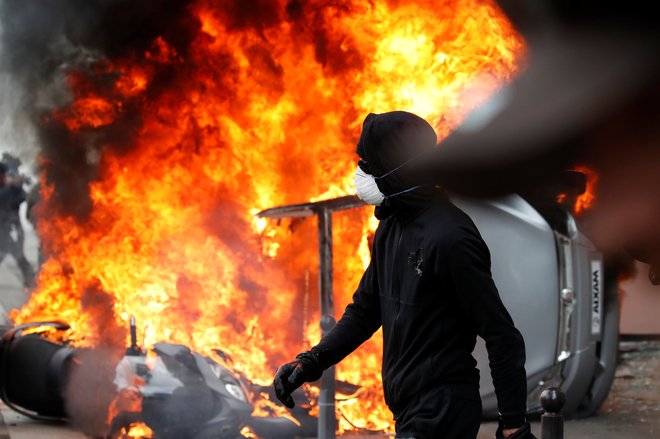 Pariška policija je že dan prej posvarila, da želijo skrajneži tradicionalne prvomajske prireditve izkoristiti za napad na varnostne sile ter simbole kapitalizma. FOTO: Christian Hartmann/Reuters