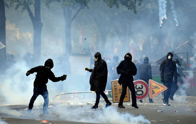 Nasilneži so izkoristili proteste, da so se spopadli s policisti in uničevali okolico. FOTO: AFP