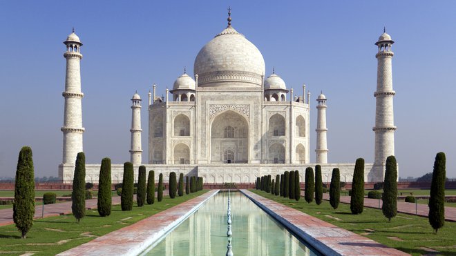Razkošni mavzolej je dal v 17. stoletju zgraditi mogulski šah Džahan za svojo perzijsko ženo, ki je umrla pri porodu 14. otroka. Od leta 1983 je Tadž Mahal na seznamu Unescove svetovne dediščine kot &raquo;dragulj islamske arhitekture&laquo;. FOTO: Akshay Patel/Getty Images/istockphoto