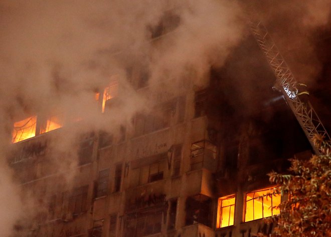 Oblasti ne vedo, koliko ljudi je bilo v času požara v stavbi. FOTO: Stringer/Reuters