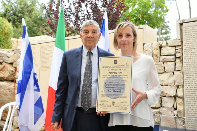 Pravnukinja Gina Giulia Bartali je prevzela častno plaketo.