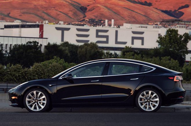 Tesla je imela do konca prvega četrtletja 450.000 naročil za model 3 in kupci bodo morali ostati potrpežljivi. FOTO: Tesla