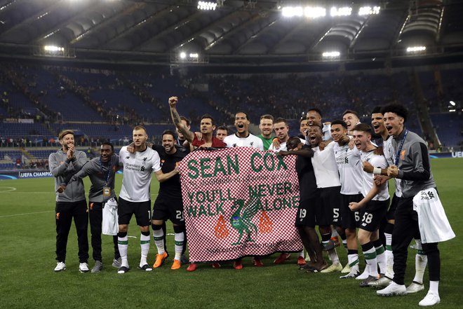 Kapetan Liverpoola Jordan Henderson je na igrišče prinesel transparent v čast Seanu Coxu.&nbsp;