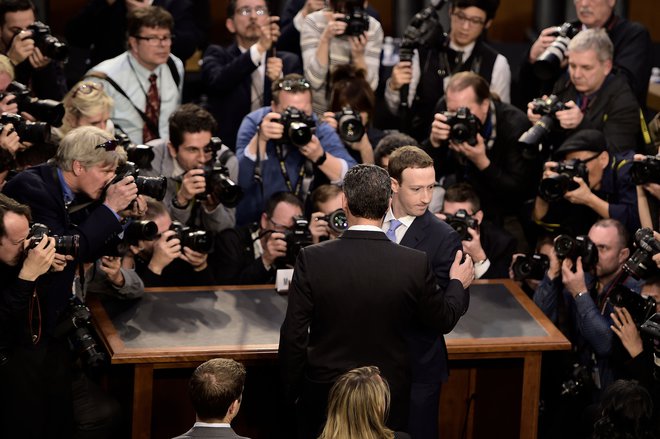 Zaradi škandala je moral ustanovitelj in izvršni direktor Facebooka Mark Zuckerberg pričati pred kongresom.