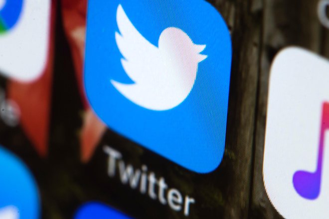 Zaradi napake bi lahko uslužbenci Twitterja imeli dostop do zasebnih gesel uporabnikov, v primeru vdora pa bi jih lahko hekerji skopirali. FOTO: Matt Rourke/AP