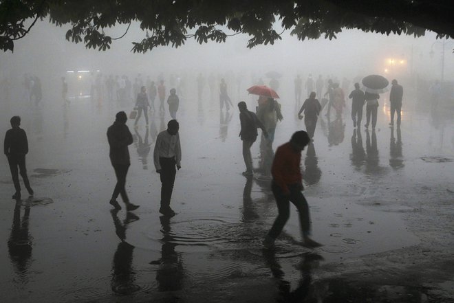 Nevihte z močnimi nalivi so v zadnjih dneh na severu Indije zahtevale najmanj 140 življenj. FOTO: AFP