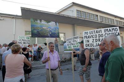 Protest Vevčanov pred nesojeno sortirnico odpadne embalaže junija 2013. FOTO: Ljubo Vukelič/Delo