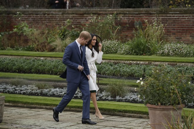 Zaročenca sta na poroko povabila tudi 2640 Britancev iz vse države, ki bodo v parku Windsorskega gradu pričakali prihod neveste in ženina v kapelo svetega Jurija. FOTO: Matt Dunham/AP