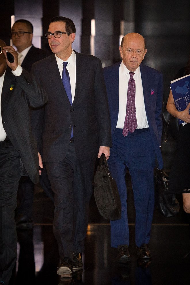Trgovinskih pogajanj v Pekingu sta se udeležila tudi ameriški finančni minister Steven Mnuchin (levo) in trgovinski minister Wilbur Ross. Foto: AFP FOTO: Nicolas Asfouri/Afp