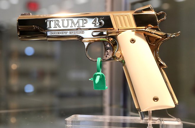 Ameriški predsednik ima tudi svojo pištolo.