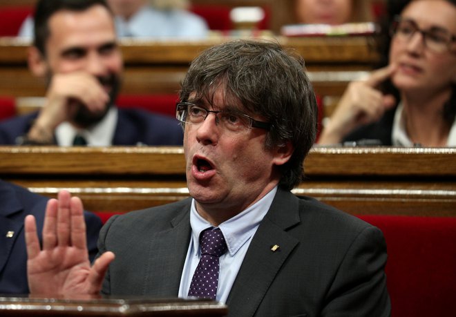 Carles Puigdemont je trenutno v Nemčiji, kjer čaka na odločitev, ali ga bodo izročili Španiji. FOTO: Albert Gea/Reuters