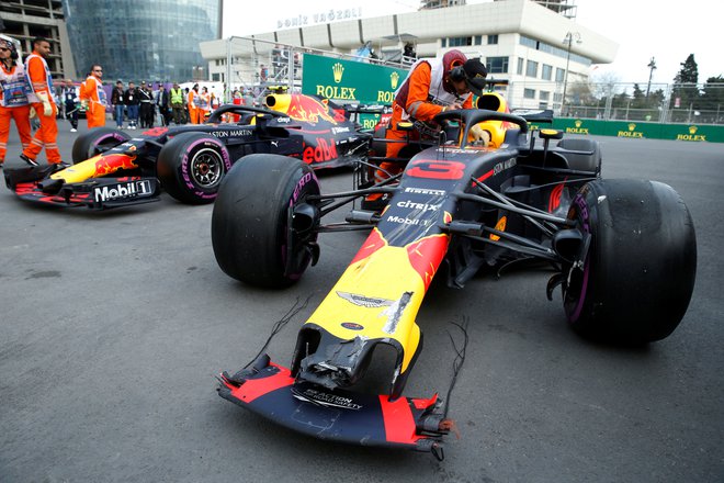 Z novo aerodinamiko bi se Red Bulla v Bakuju lahko varno prehitela, tako pa sta trčila in končala dirko. Foto: Reuters