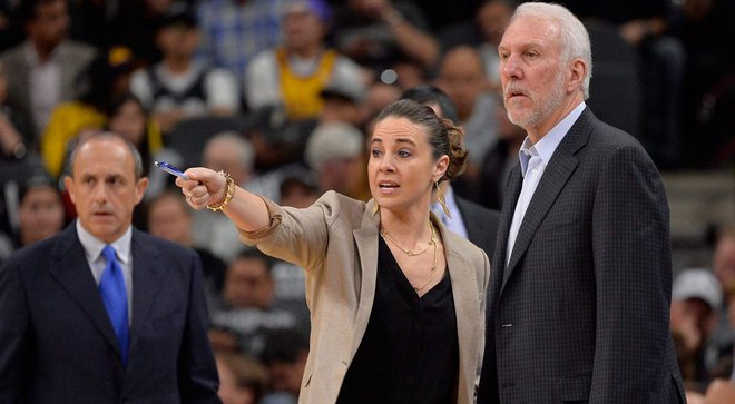 Košarkarska tržnica ima središče v San Antoniu: desno Gregg Popovich, ob njem Becky Hammon, levo Ettore Messina.