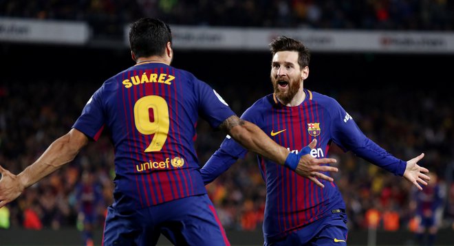 Luis Suarez je zabil vodilni gol za Barcelono in s prekrškom omogočil drugega še Lionelu Messiju.