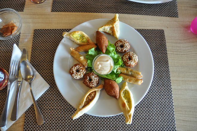 Arabski miks - falafel, fatajer, kubbe, zvitki. FOTO: Uroš Mencinger