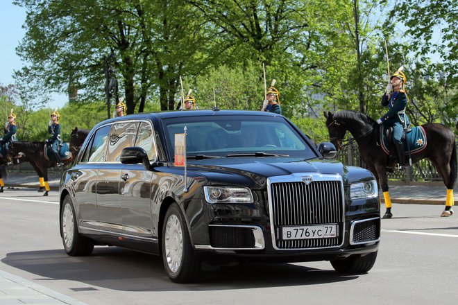 Putin se je na slovesnost v Kremelj pripeljal v novi predsedniški limuzini, izdelani v Rusiji.