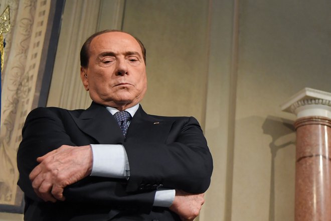 Silvio Berlusconi, vodja desničarske stranke Naprej, Italija, se je sestal z italijanskim predsednikom Sergiom Mattarellom v Kvirinalski palači v Rimu. Italija se srečuje s politično paralizo, potem ko pogovori med sredinsko levico in Gibanjem petih zvezd o vladni koaliciji niso obrodili sadov. Predsednik Italije vodi nov krog posvetovanj, &raquo;da bi ugotovil, ali imajo stranke druge ideje za vladno večino&laquo;.&nbsp;FOTO: Tiziana Fabi/AFP